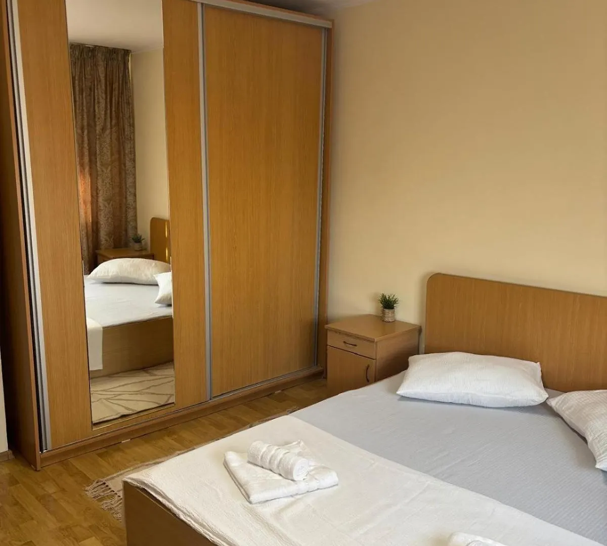 Apartamento Ap 3 Camere Decomandate In Apropiere De Plaja Perla Bucareste